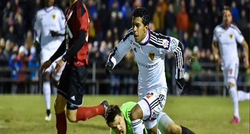 يوسف يفض اشتباك فتحي ومرسي بإهداء القميص "10" لحمودي